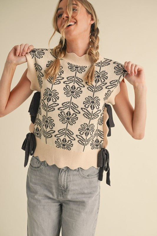 Scallop Edge Rib Flower Top | Black