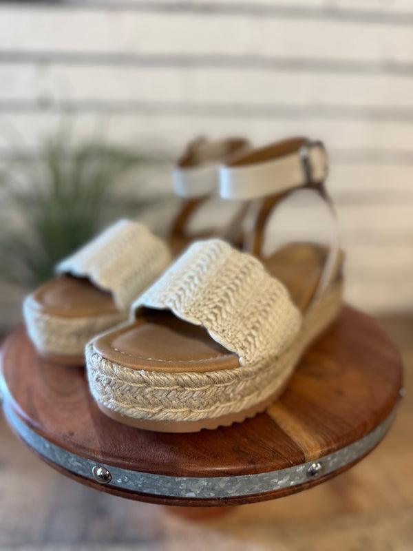 The Nico Wavy Raffia Wedge | Bone