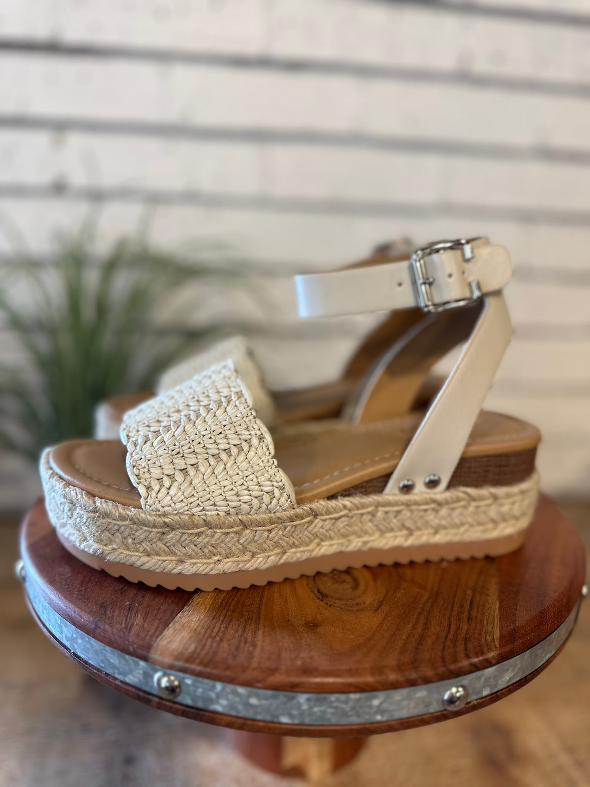 The Nico Wavy Raffia Wedge | Bone