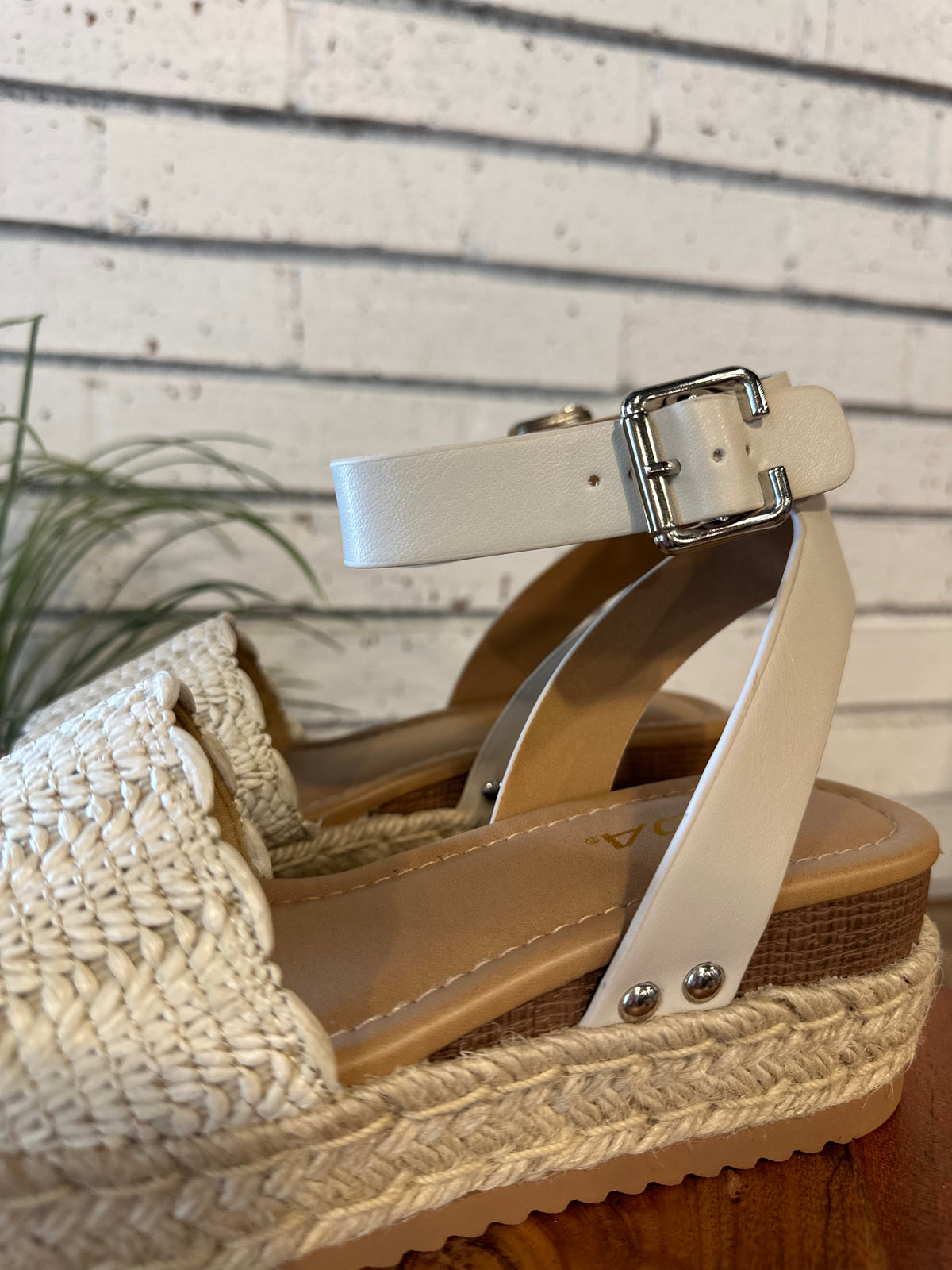 The Nico Wavy Raffia Wedge | Bone