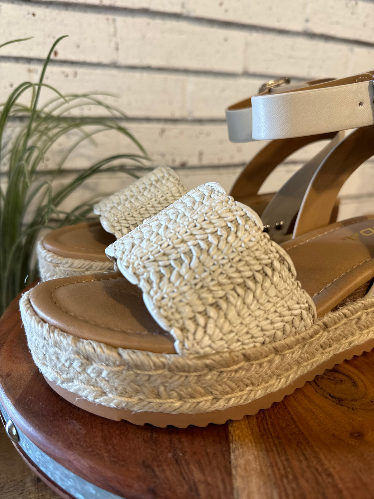 The Nico Wavy Raffia Wedge | Bone