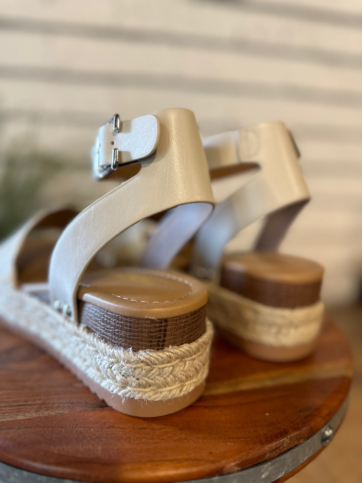 The Nico Wavy Raffia Wedge | Bone