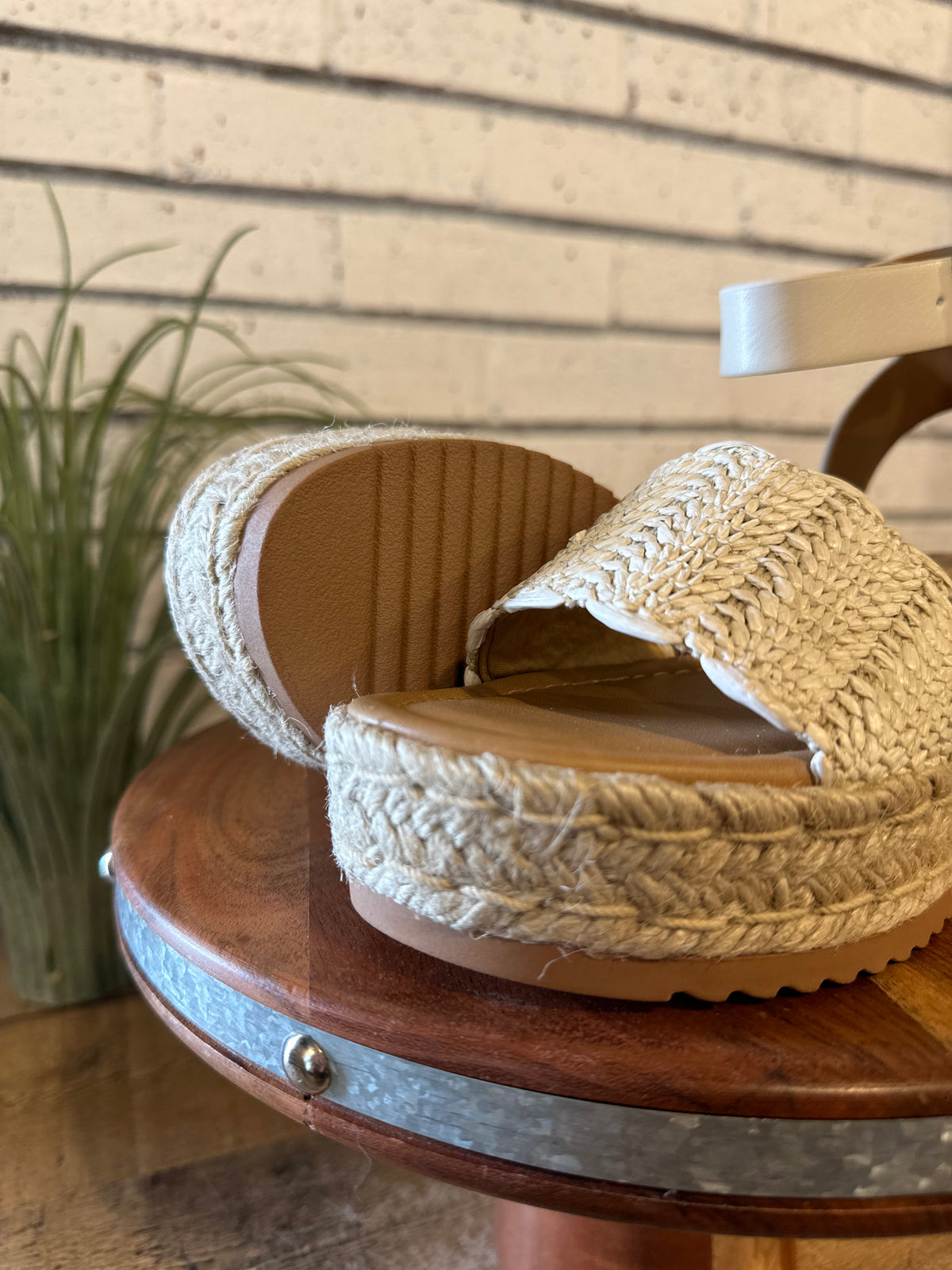 The Nico Wavy Raffia Wedge | Bone