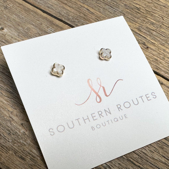 Seashell Clover Stud Earrings | Gold (Petite)