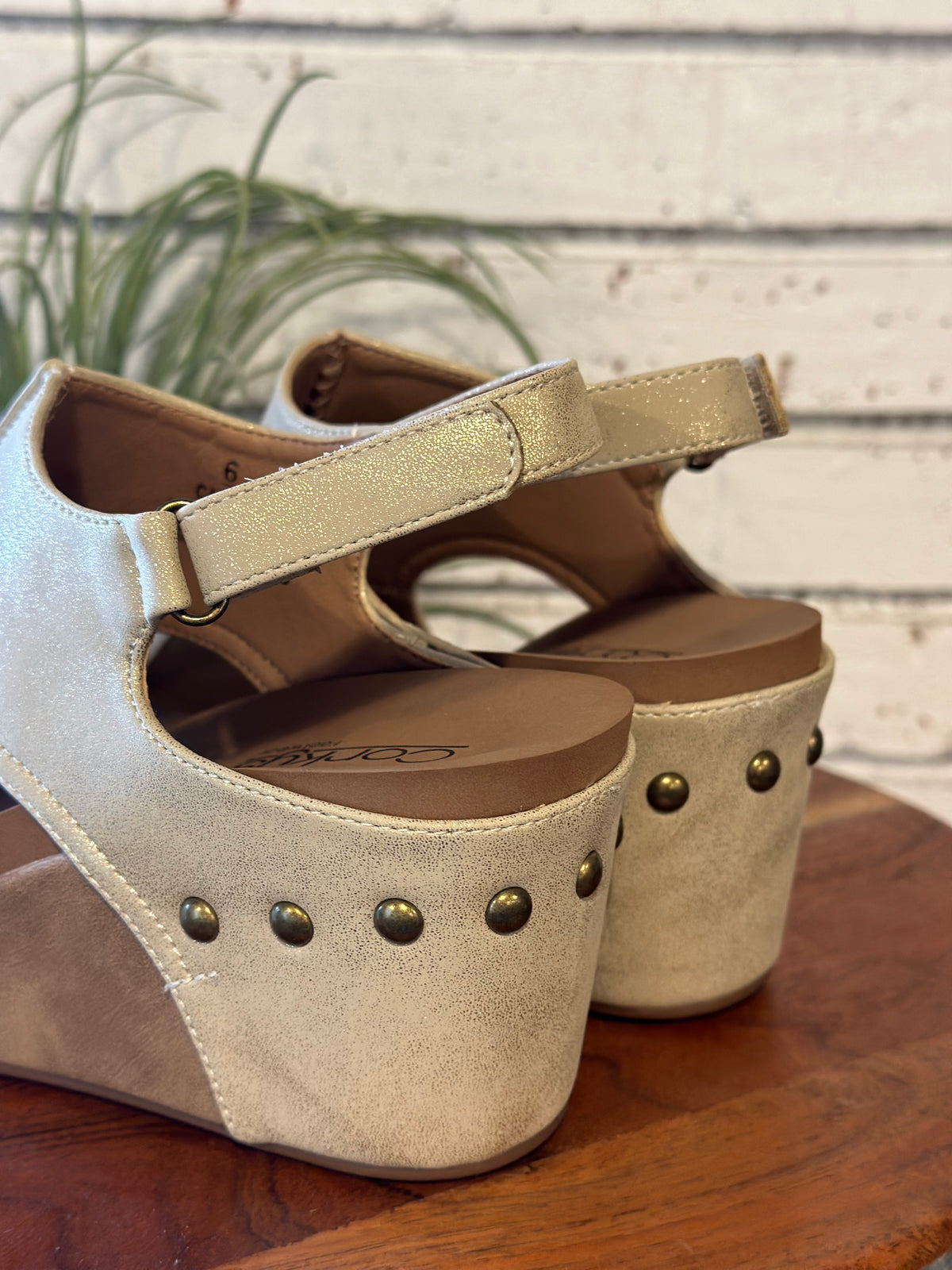 Corky's Carley Wedge | Washed Gold