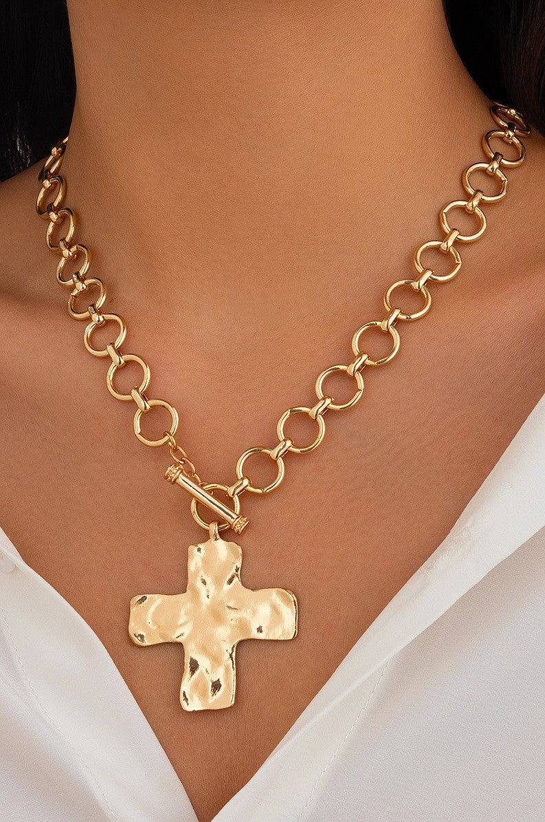 Hammered Cross Chunky Toggle Necklace | Gold
